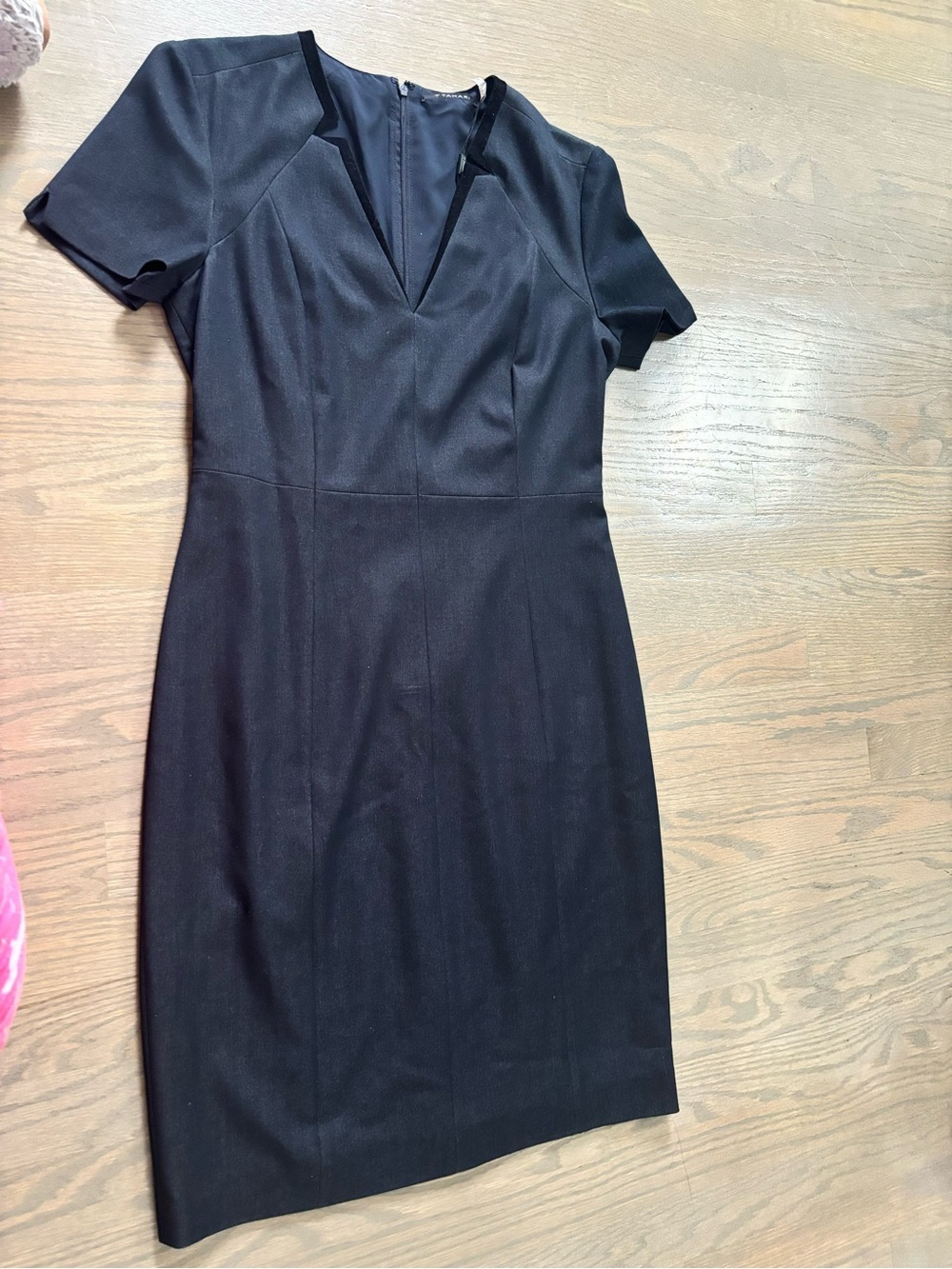 T Tahari Black Velvet V Neck Sheath dress women’s size 4 $98 NWT